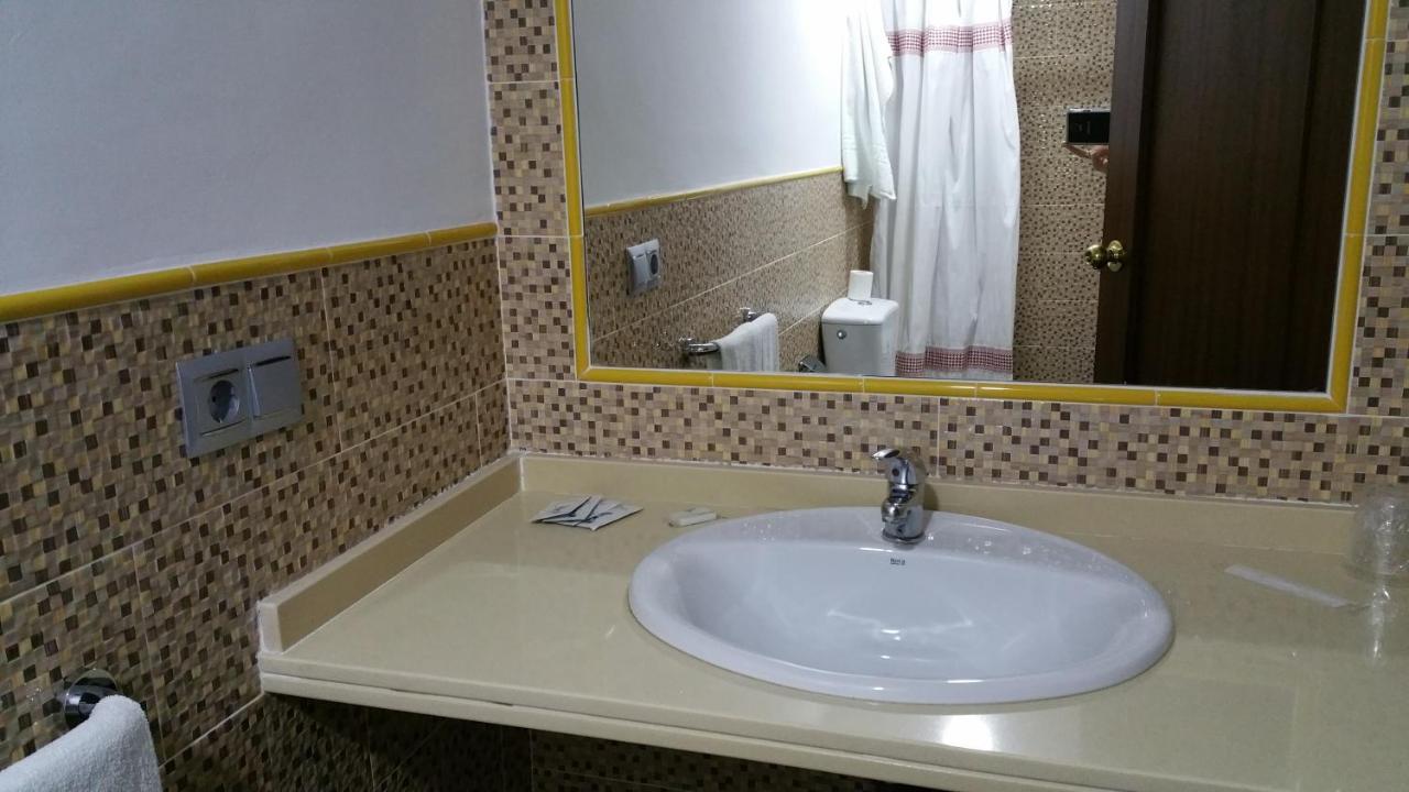Hostal El Lirio Bollullos Par del Condado Eksteriør billede